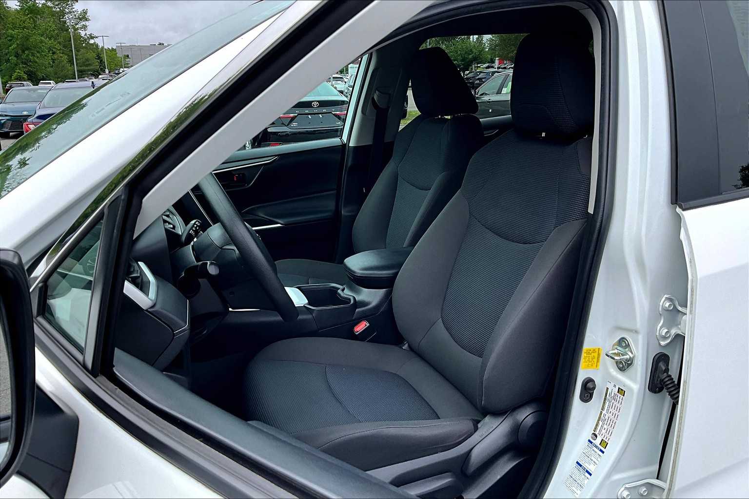 2022 Toyota RAV4 LE - Photo 10