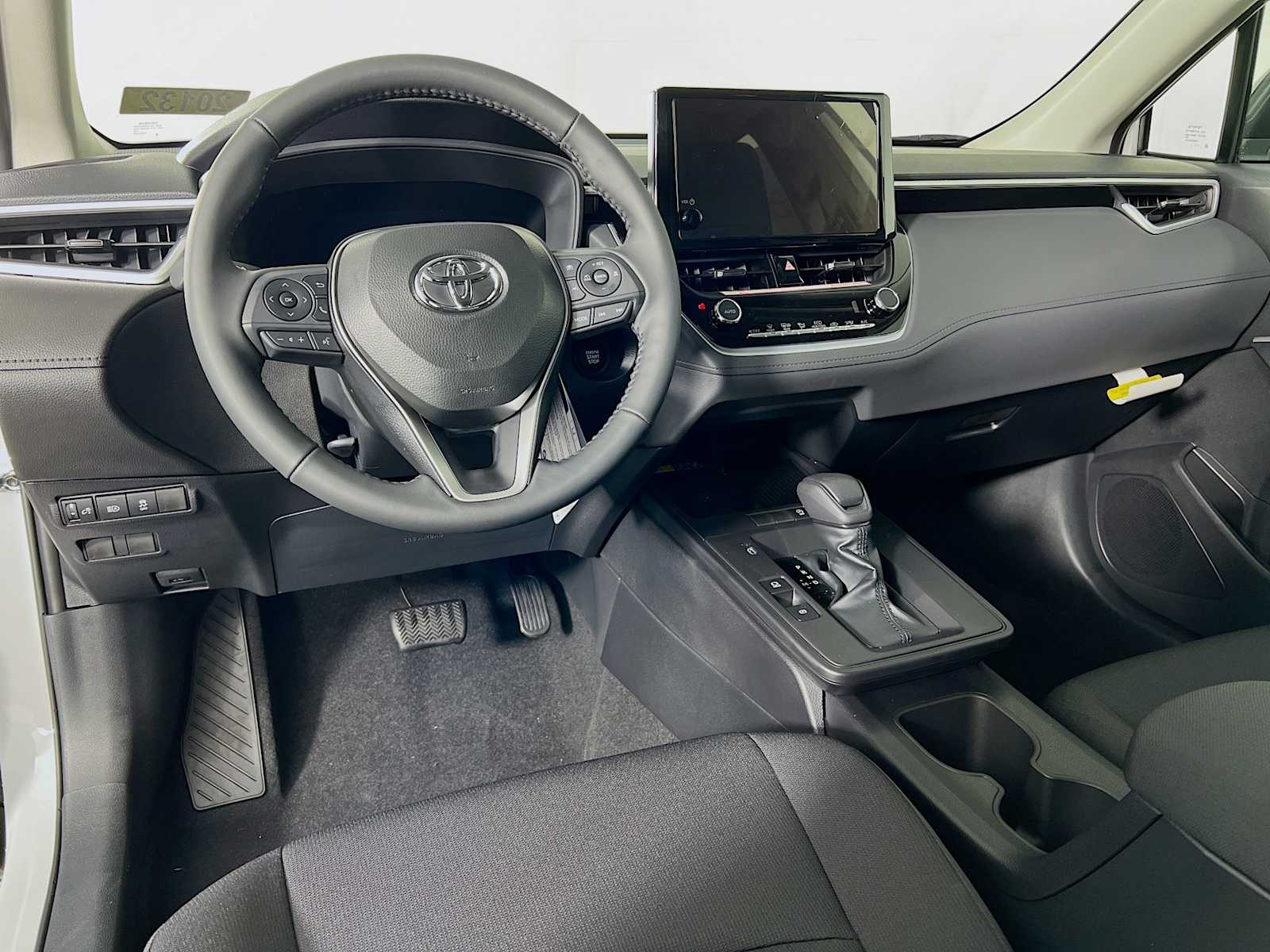2026 Toyota Corolla Cross LE - Photo 6