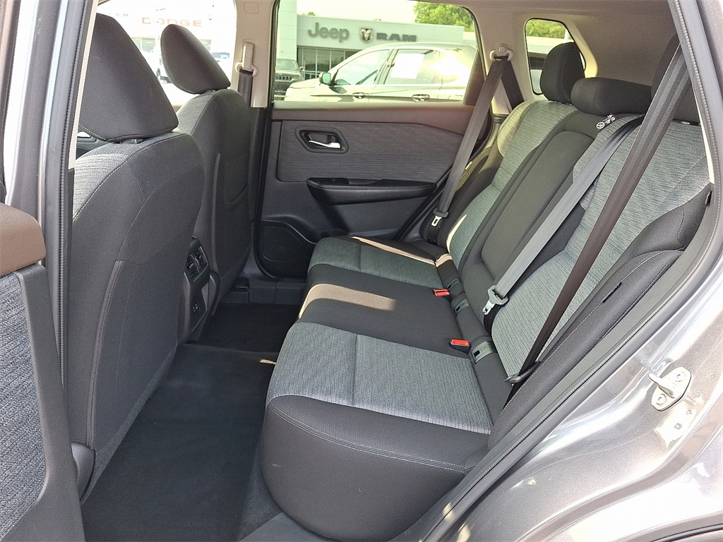 2023 Nissan Rogue SV - Photo 11