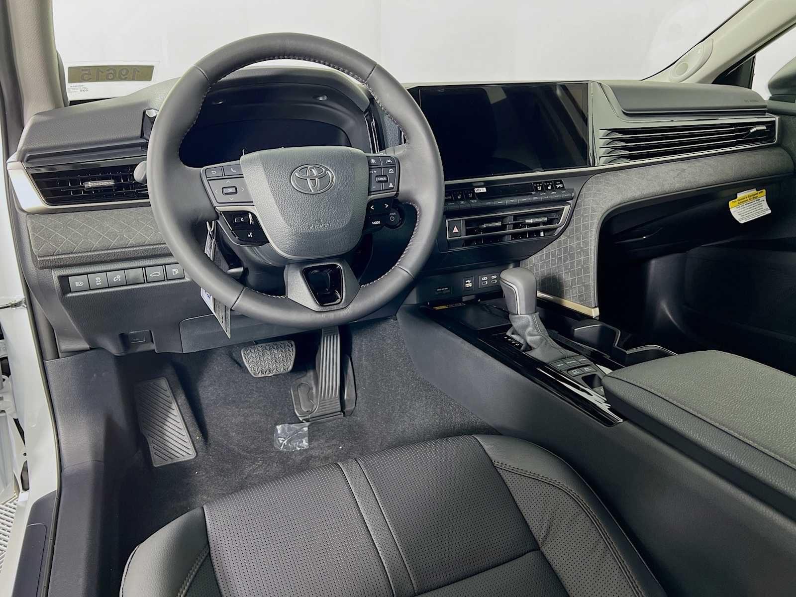 2025 Toyota Camry XLE - Photo 6