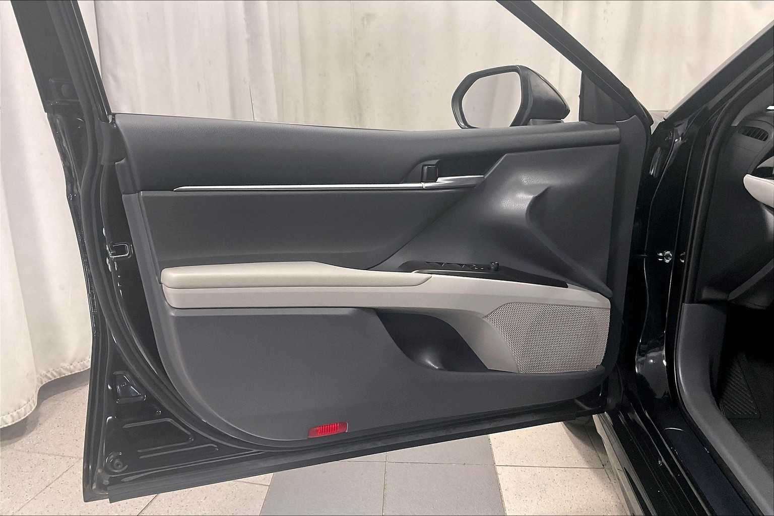 2024 Toyota Camry SE - Photo 9