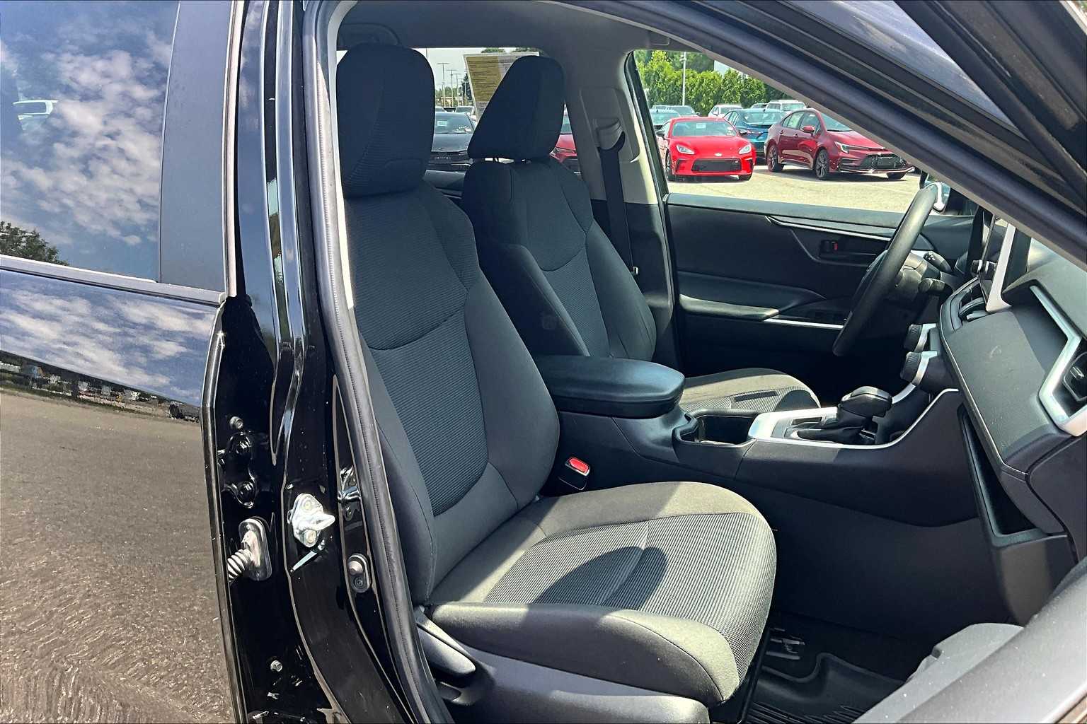 2023 Toyota RAV4 LE - Photo 11