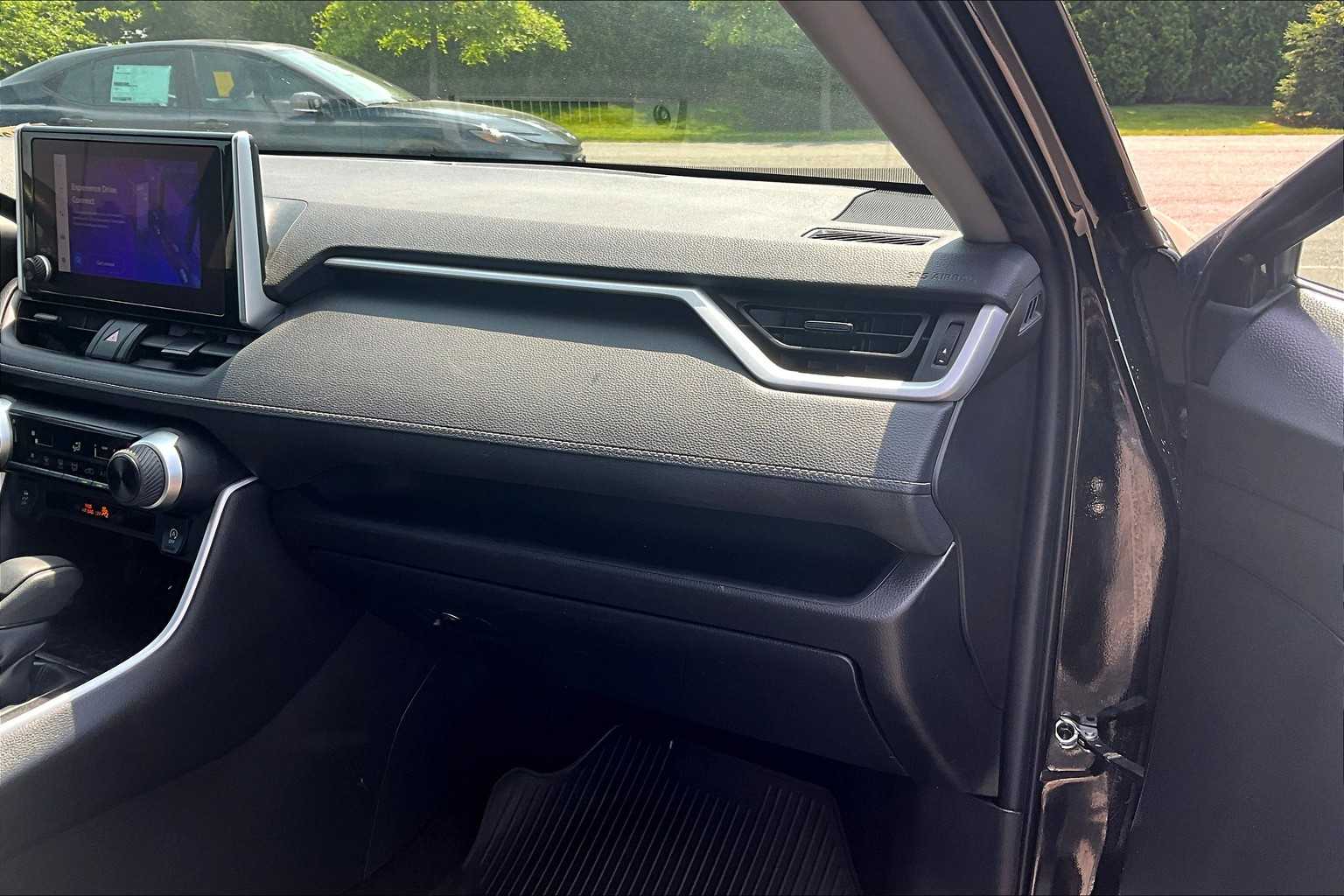 2023 Toyota RAV4 LE - Photo 13