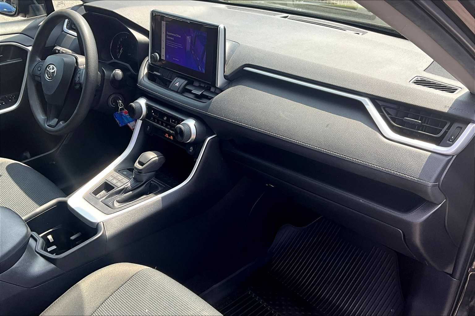 2023 Toyota RAV4 LE - Photo 14