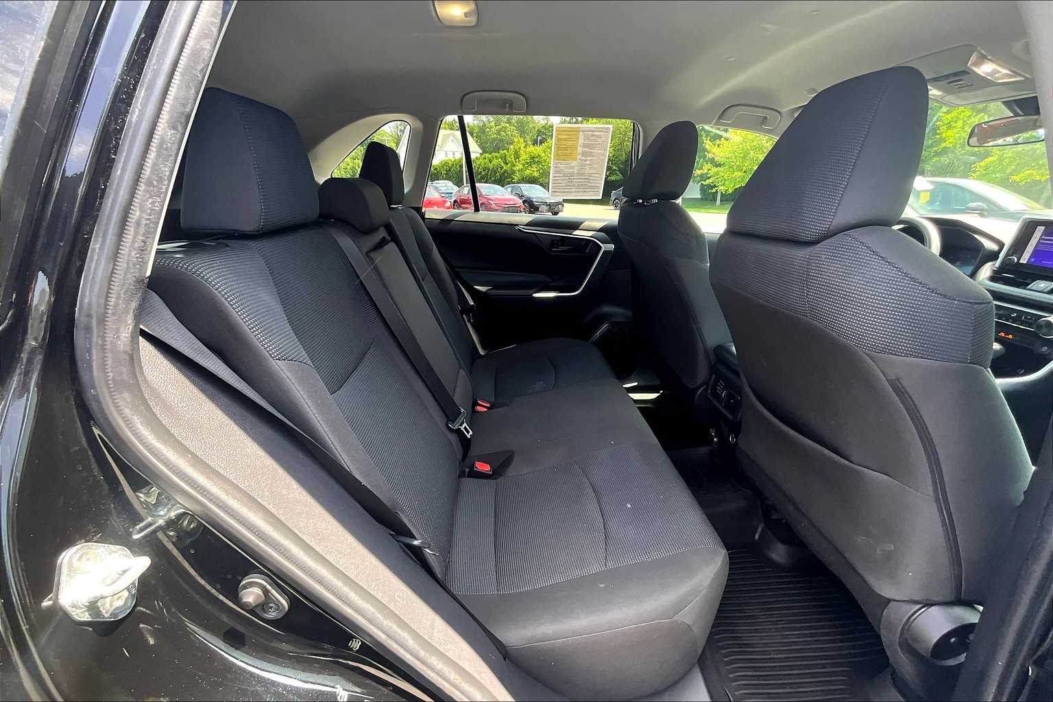 2023 Toyota RAV4 LE - Photo 16