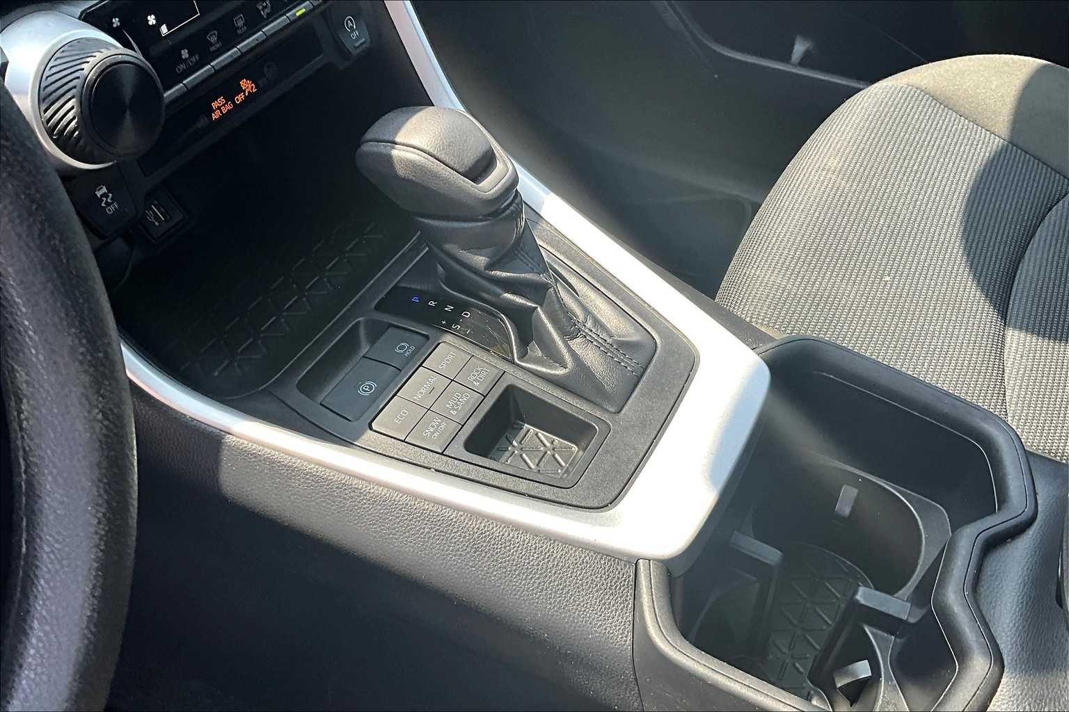 2023 Toyota RAV4 LE - Photo 20