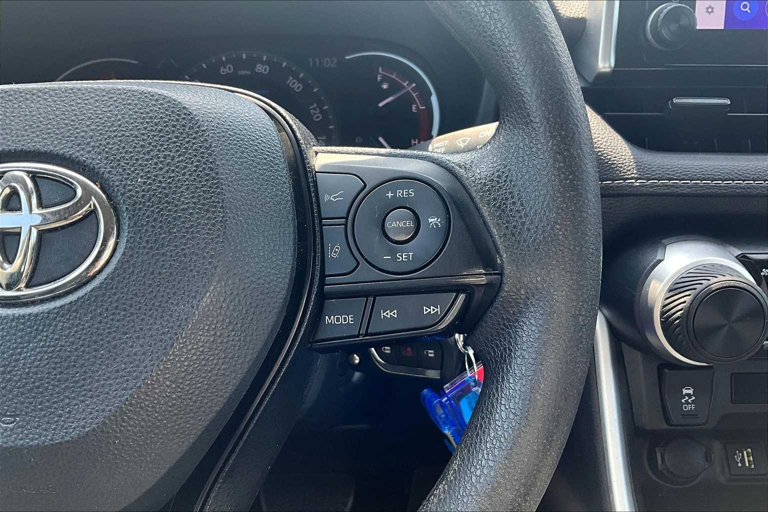 2023 Toyota RAV4 LE - Photo 24
