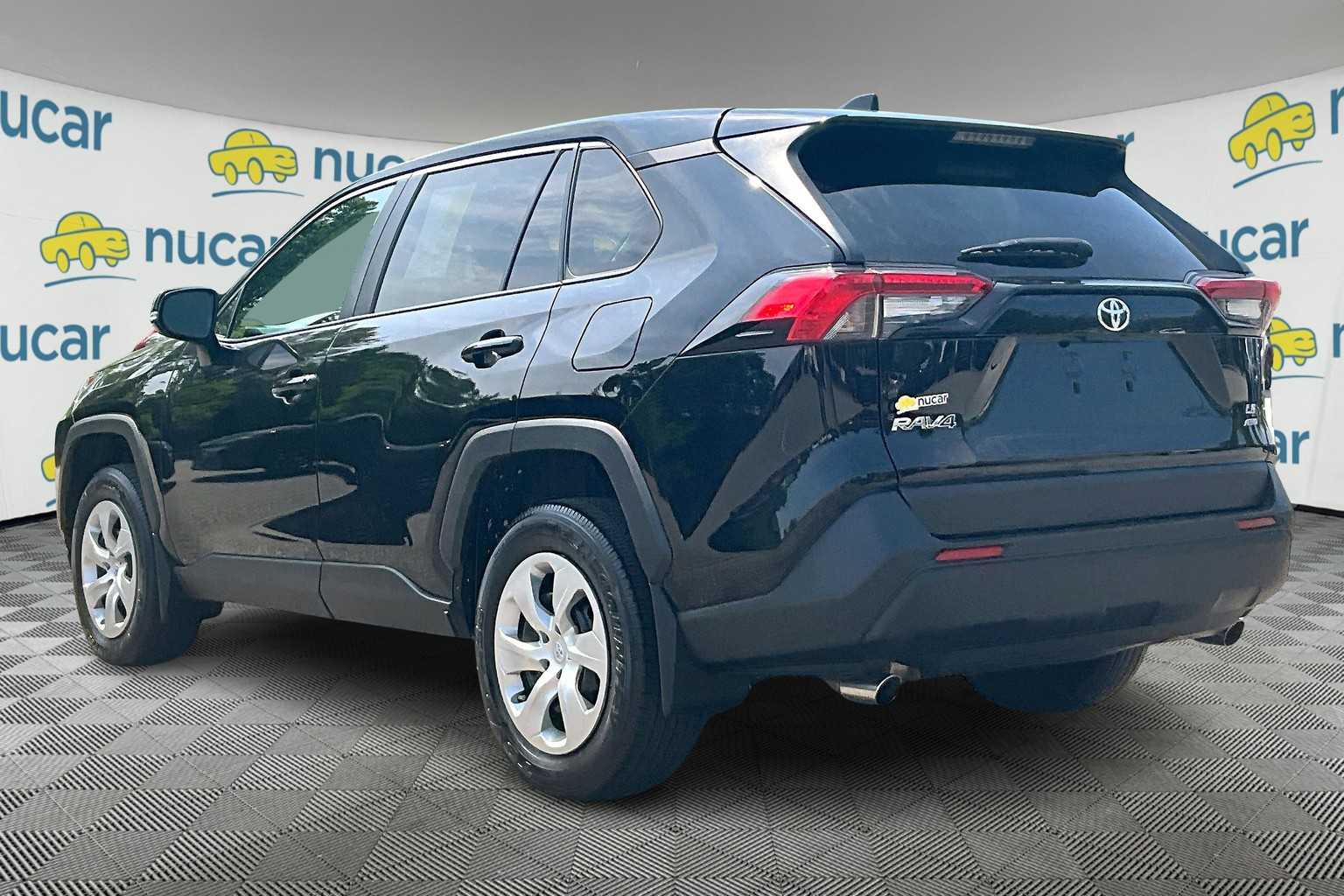2023 Toyota RAV4 LE - Photo 4