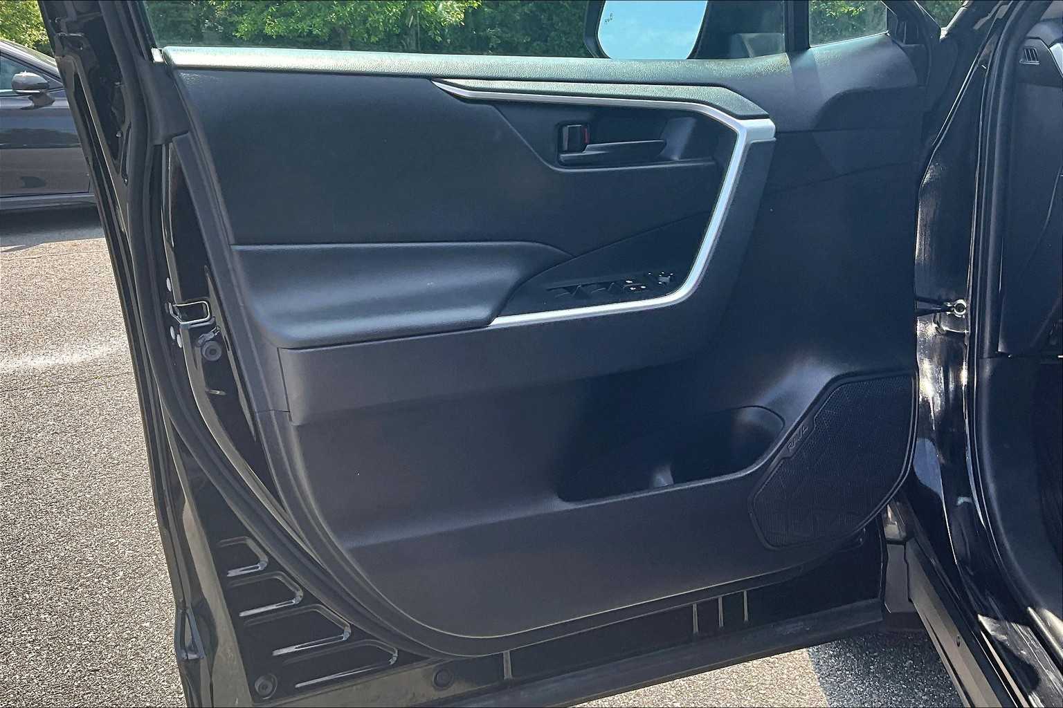 2023 Toyota RAV4 LE - Photo 9
