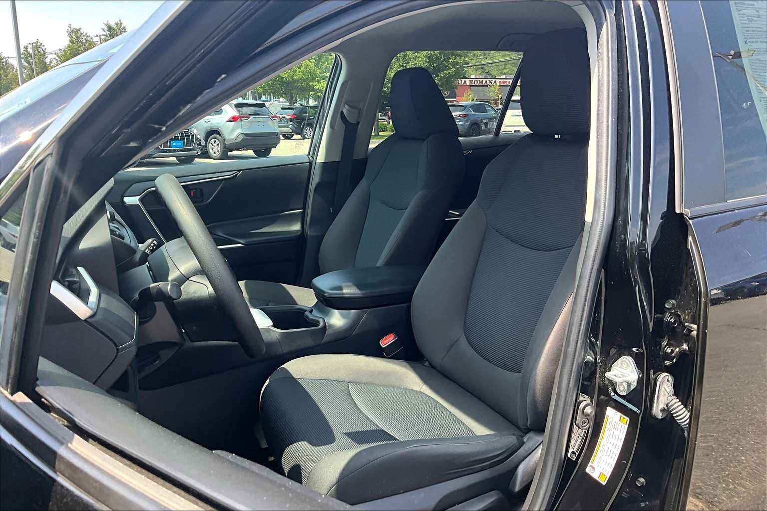 2023 Toyota RAV4 LE - Photo 10