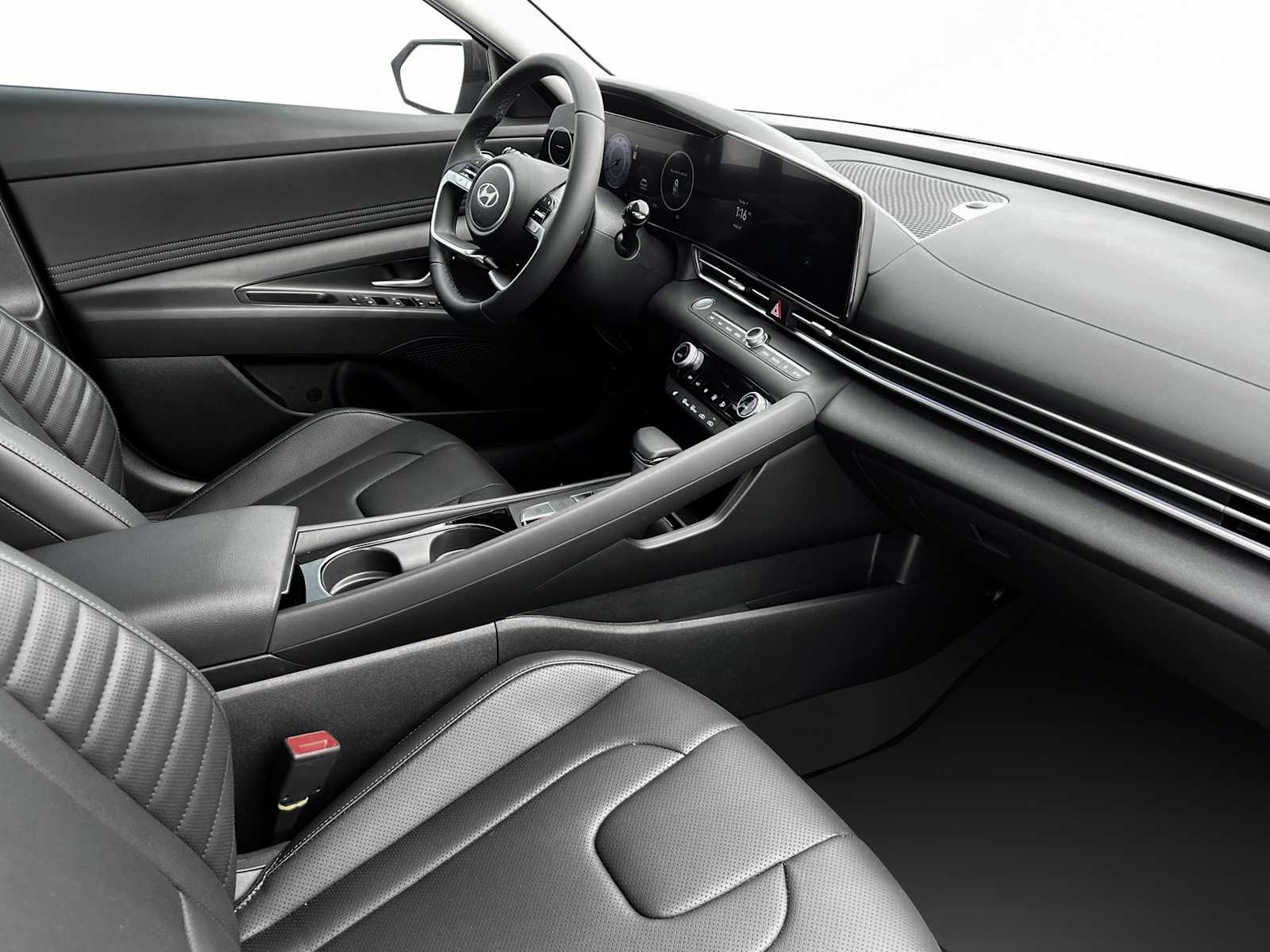 2025 Hyundai Elantra Limited - Photo 15