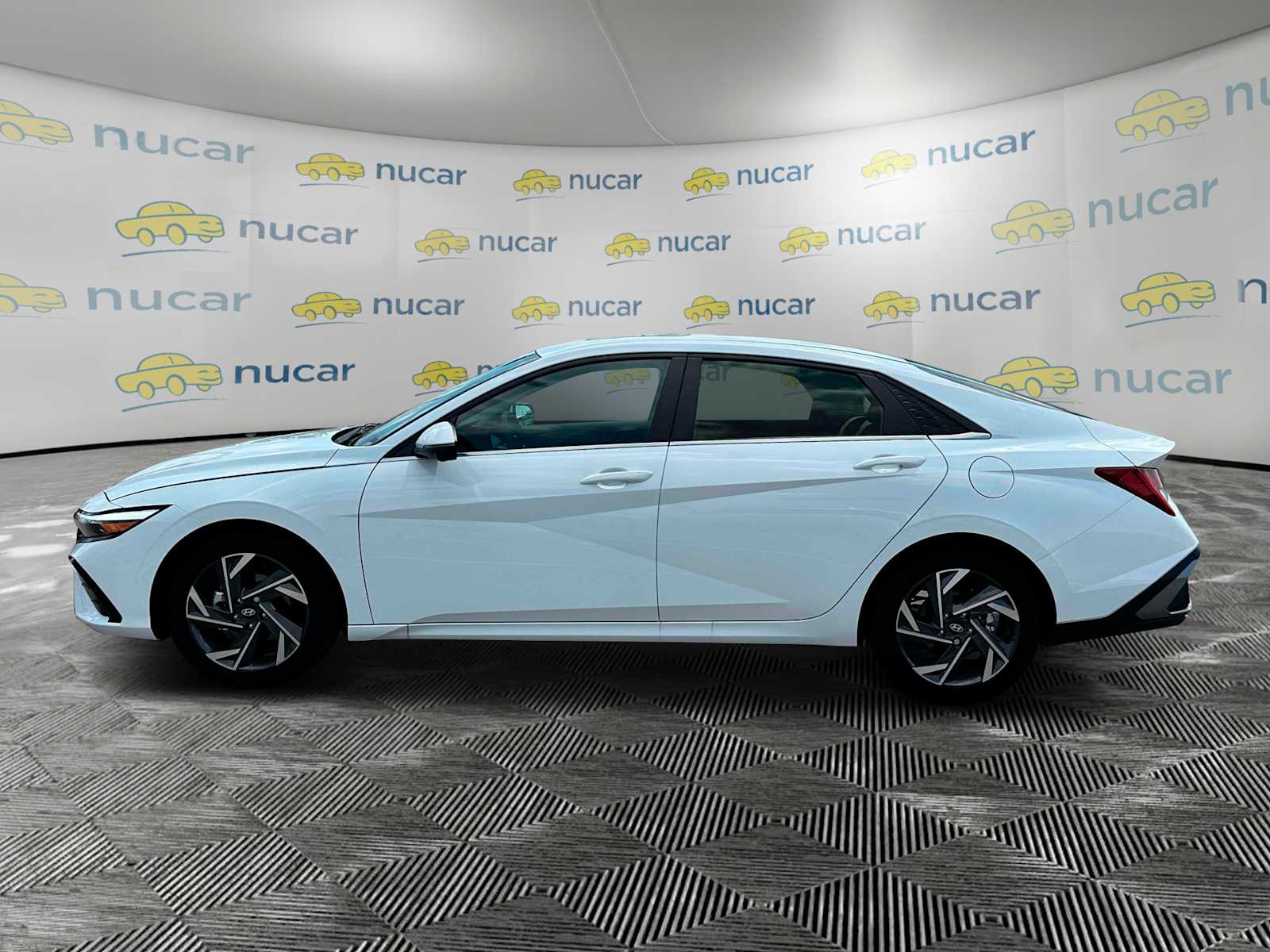 2025 Hyundai Elantra Limited - Photo 4