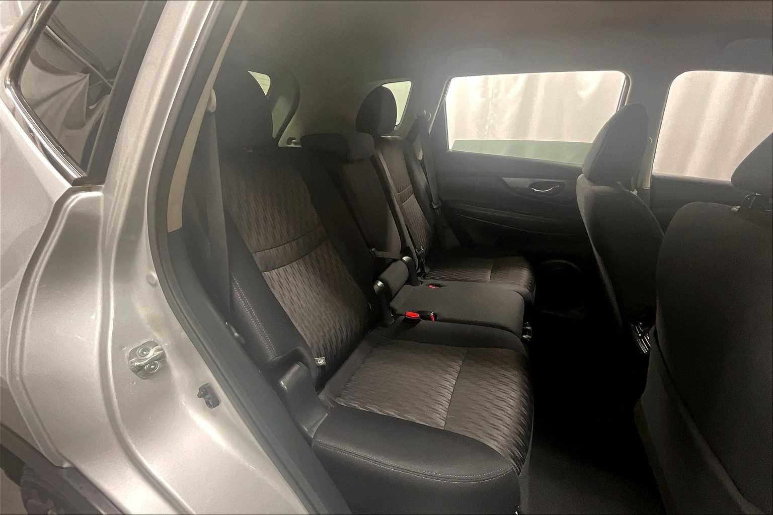 2020 Nissan Rogue SV - Photo 16