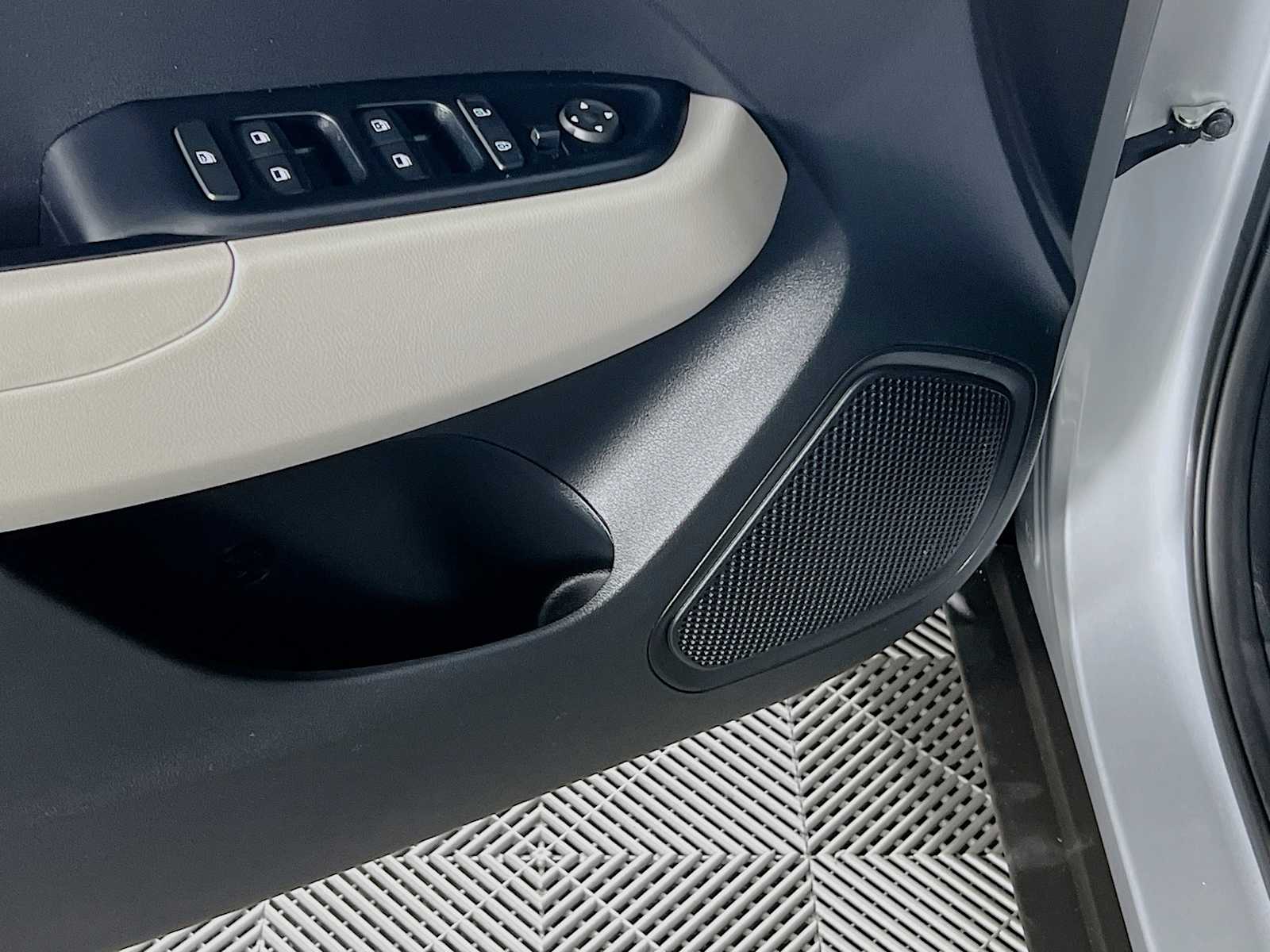 2023 Hyundai Venue SEL - Photo 18