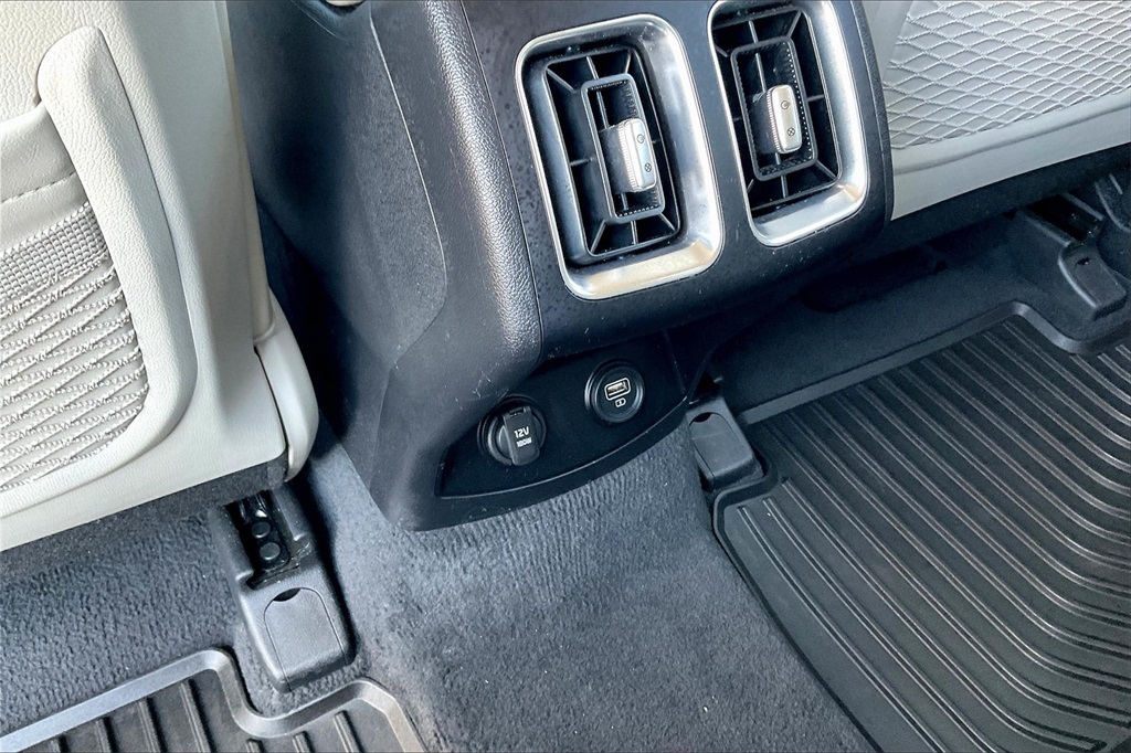 2022 Kia Sorento S - Photo 28
