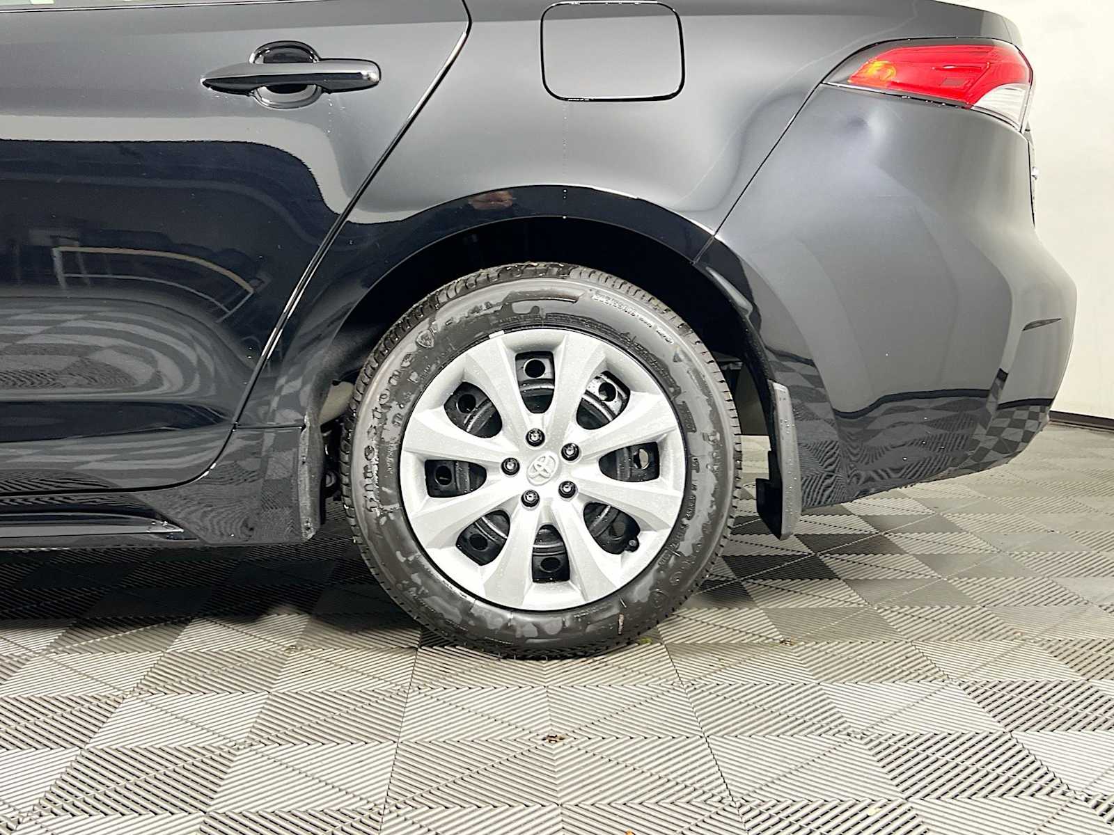 2025 Toyota Corolla LE - Photo 18