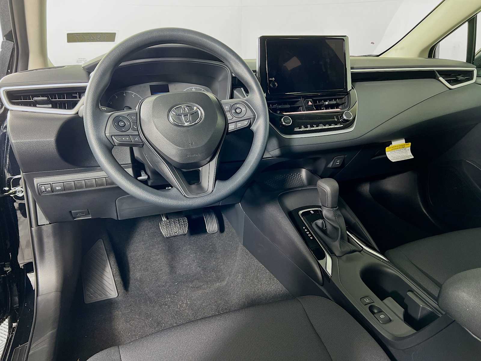 2025 Toyota Corolla LE - Photo 6