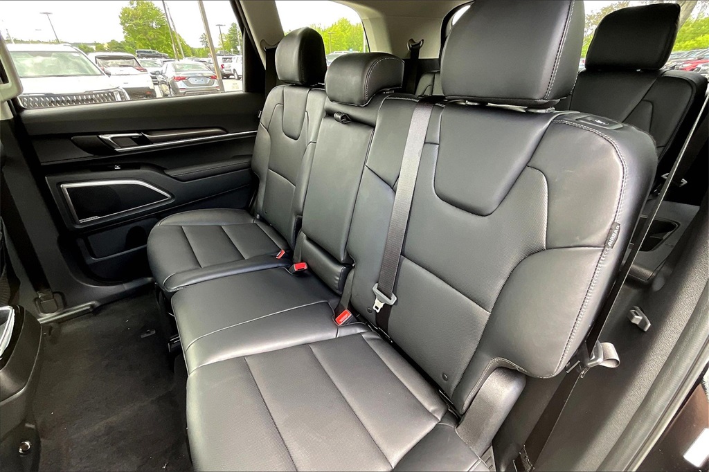 2025 Kia Telluride LX - Photo 15
