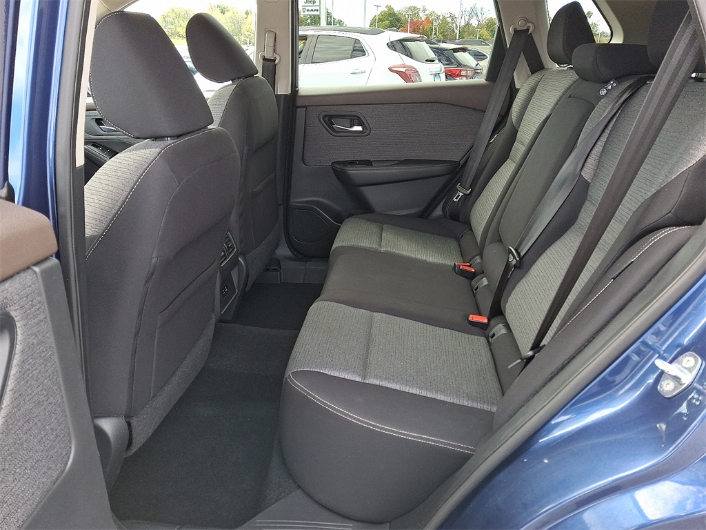 2021 Nissan Rogue SV - Photo 11