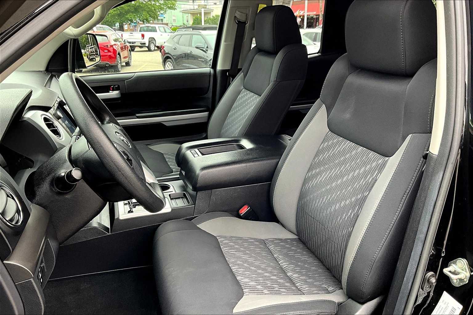 2020 Toyota Tundra SR5 - Photo 10