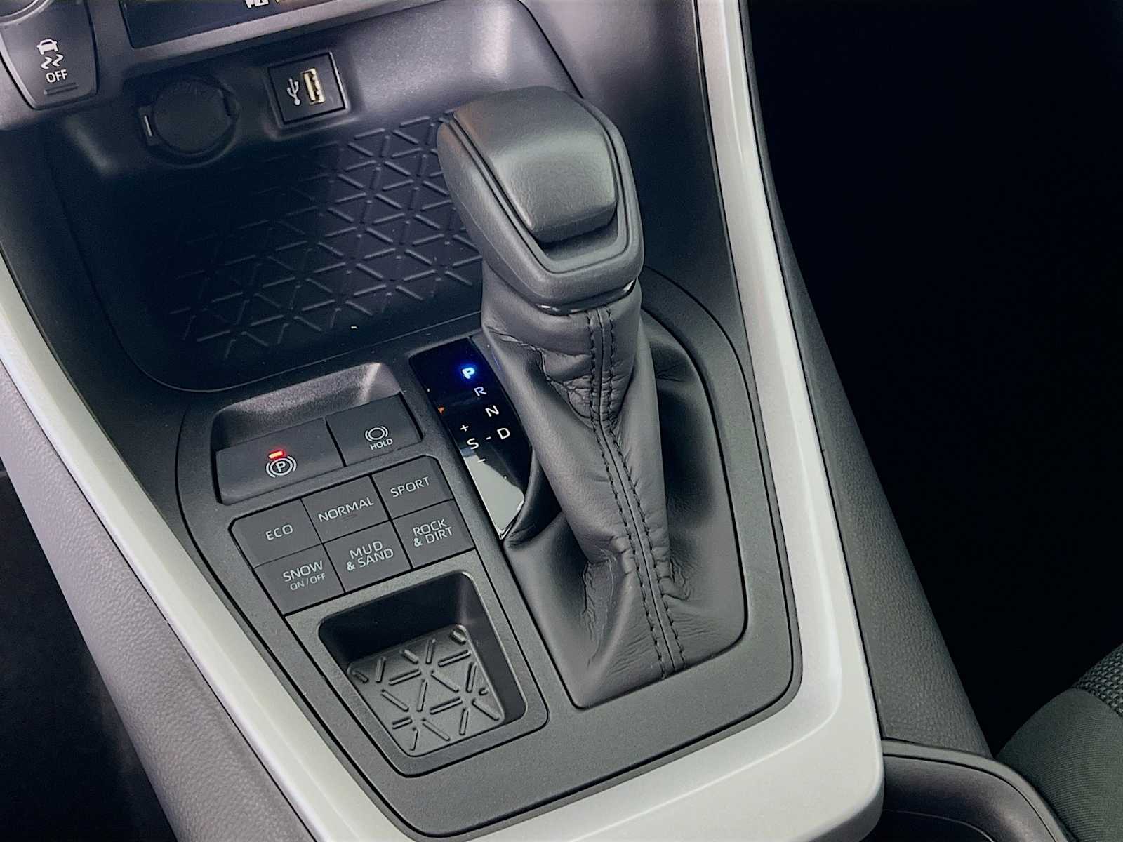 2025 Toyota RAV4 LE - Photo 11
