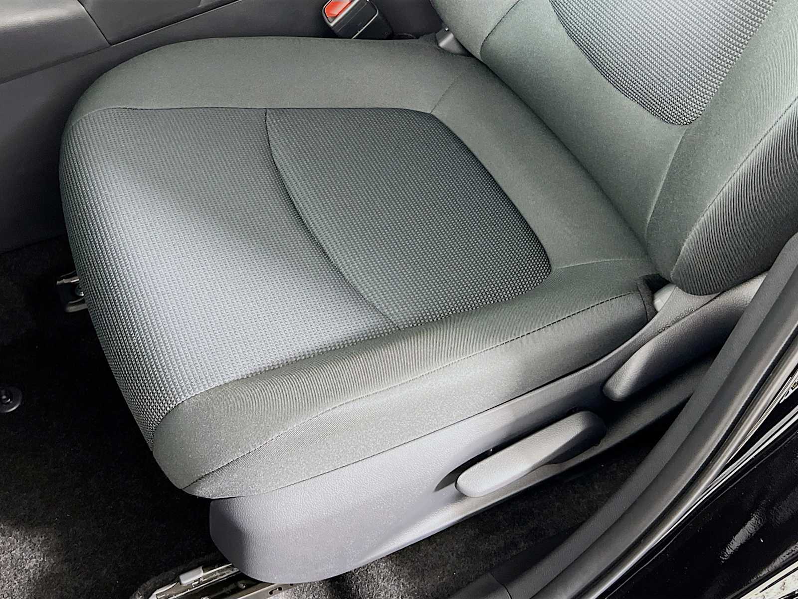 2025 Toyota RAV4 LE - Photo 17