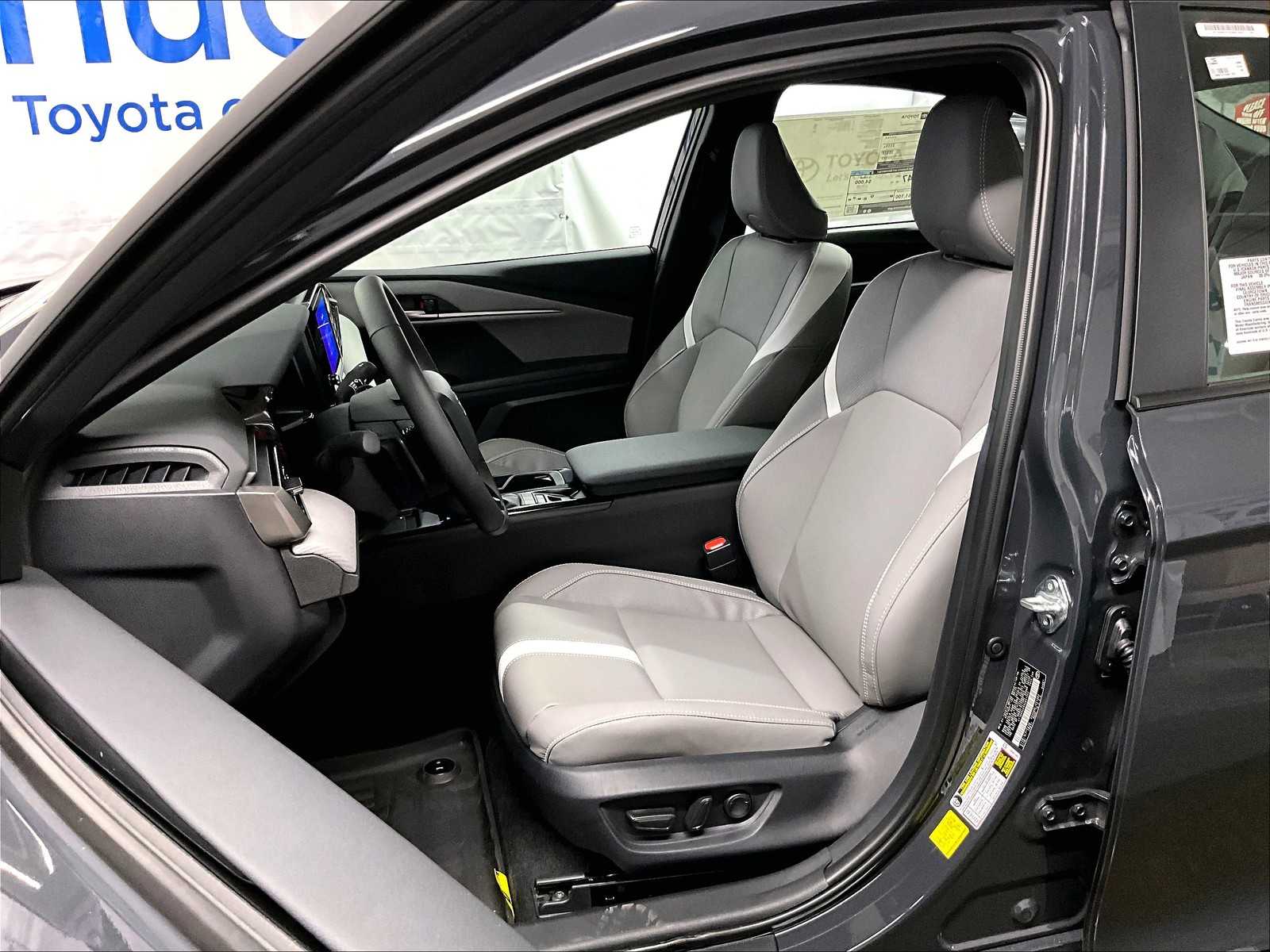 2025 Toyota Camry SE - Photo 11
