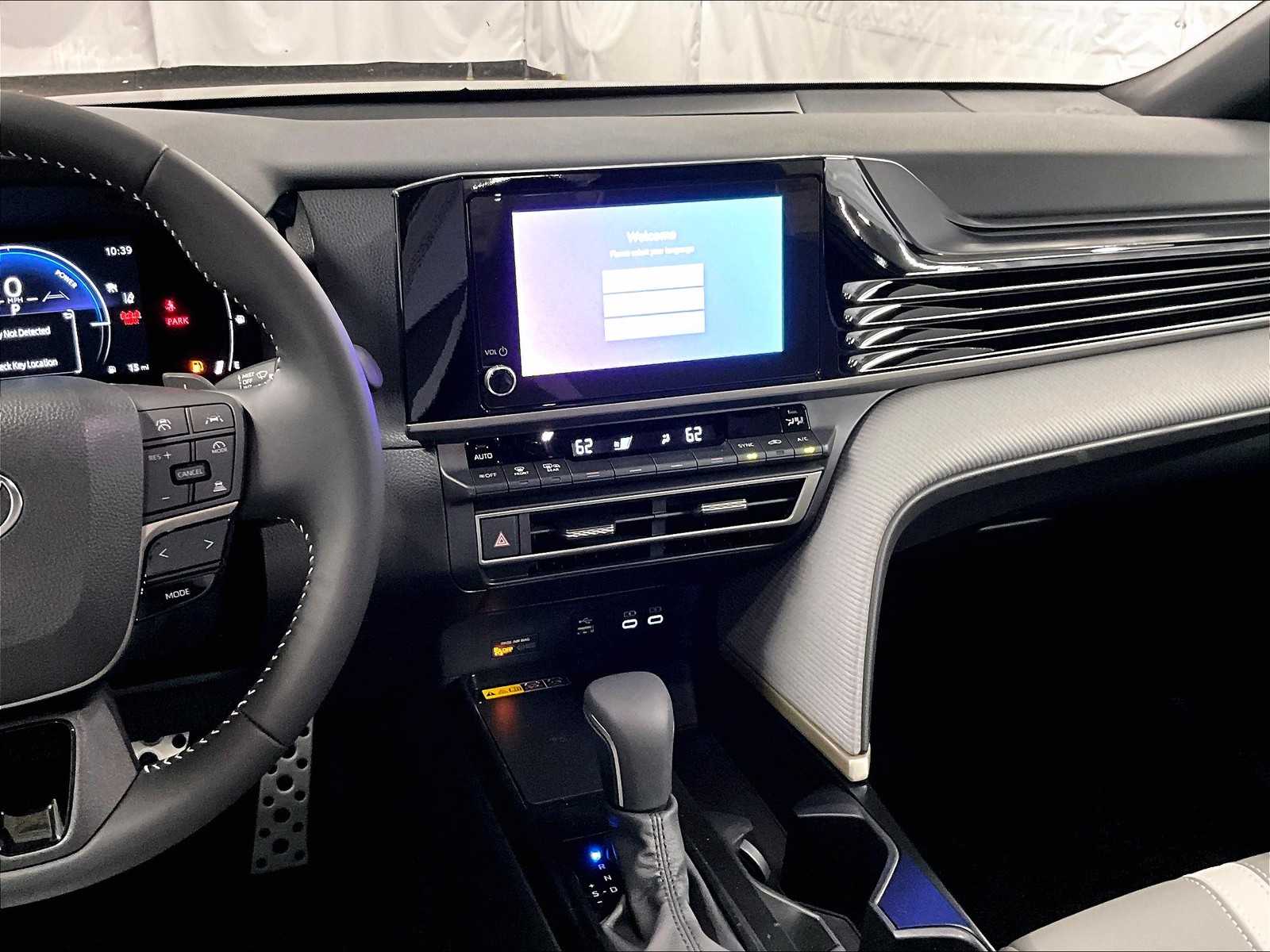 2025 Toyota Camry SE - Photo 13