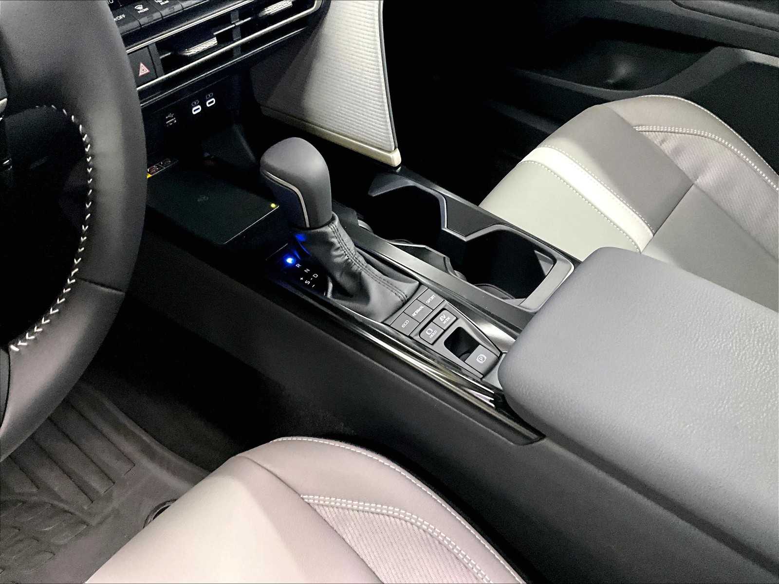 2025 Toyota Camry SE - Photo 14