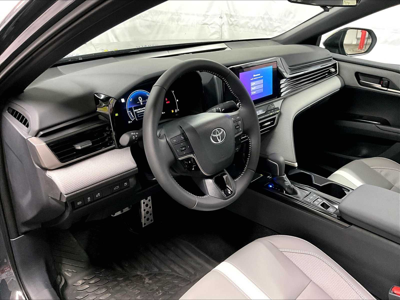 2025 Toyota Camry SE - Photo 9
