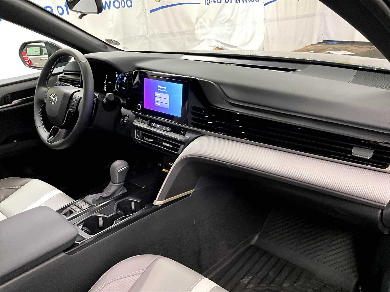 2025 Toyota Camry SE - Photo 10