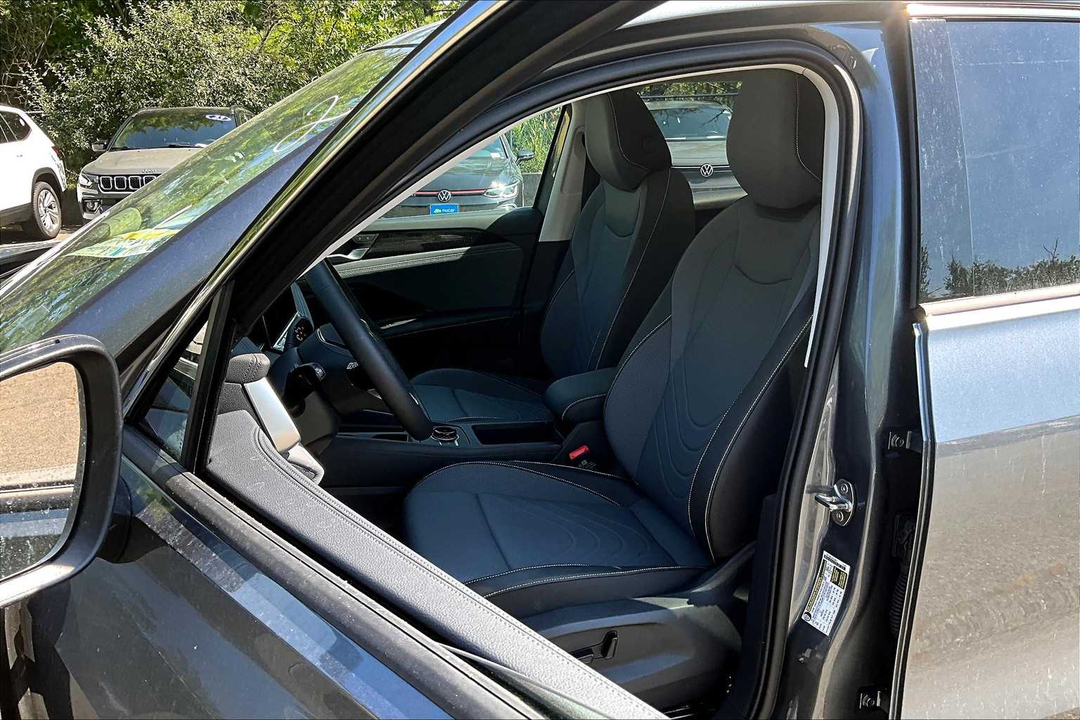 2025 Volkswagen Tiguan SE - Photo 11