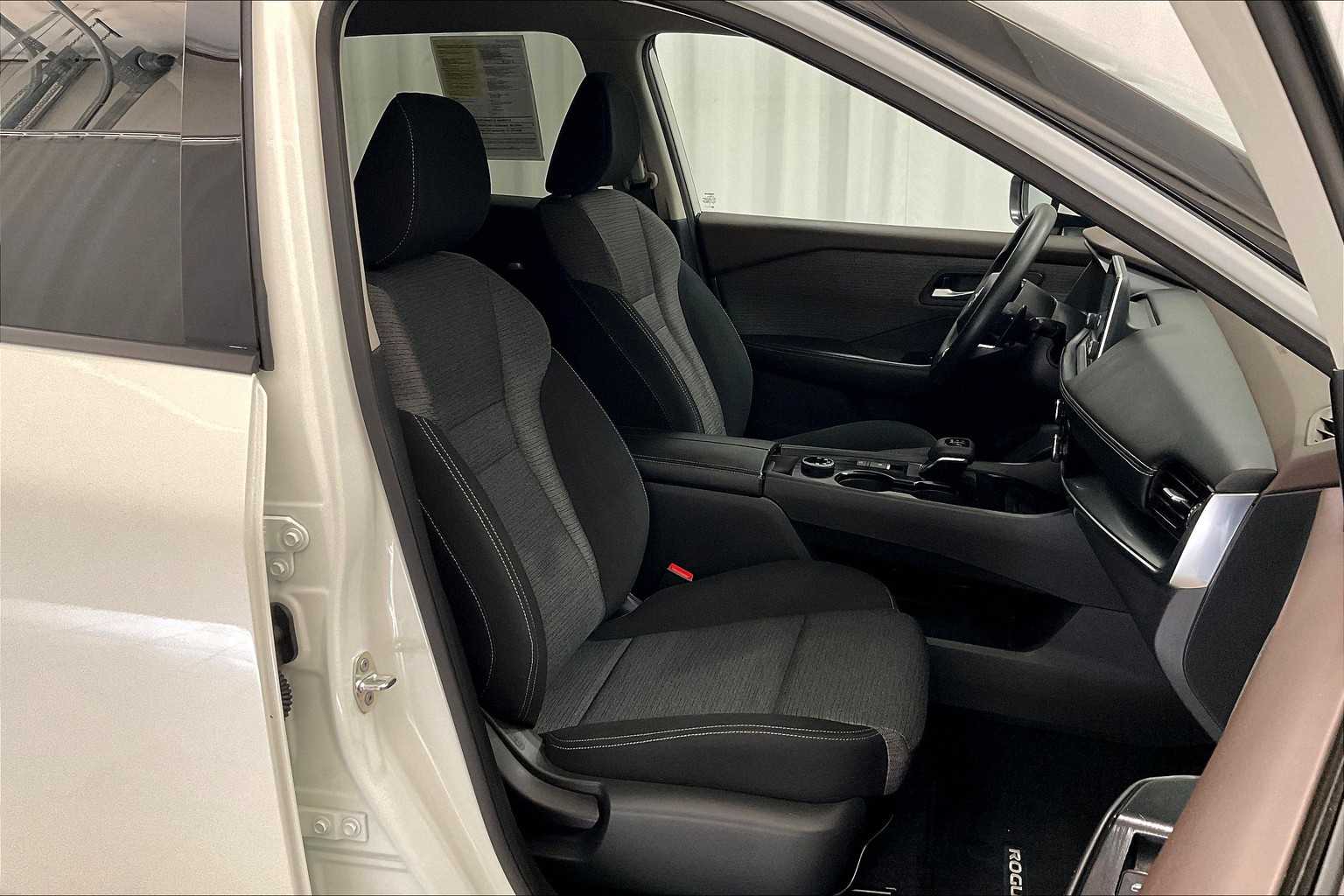 2021 Nissan Rogue SV - Photo 11