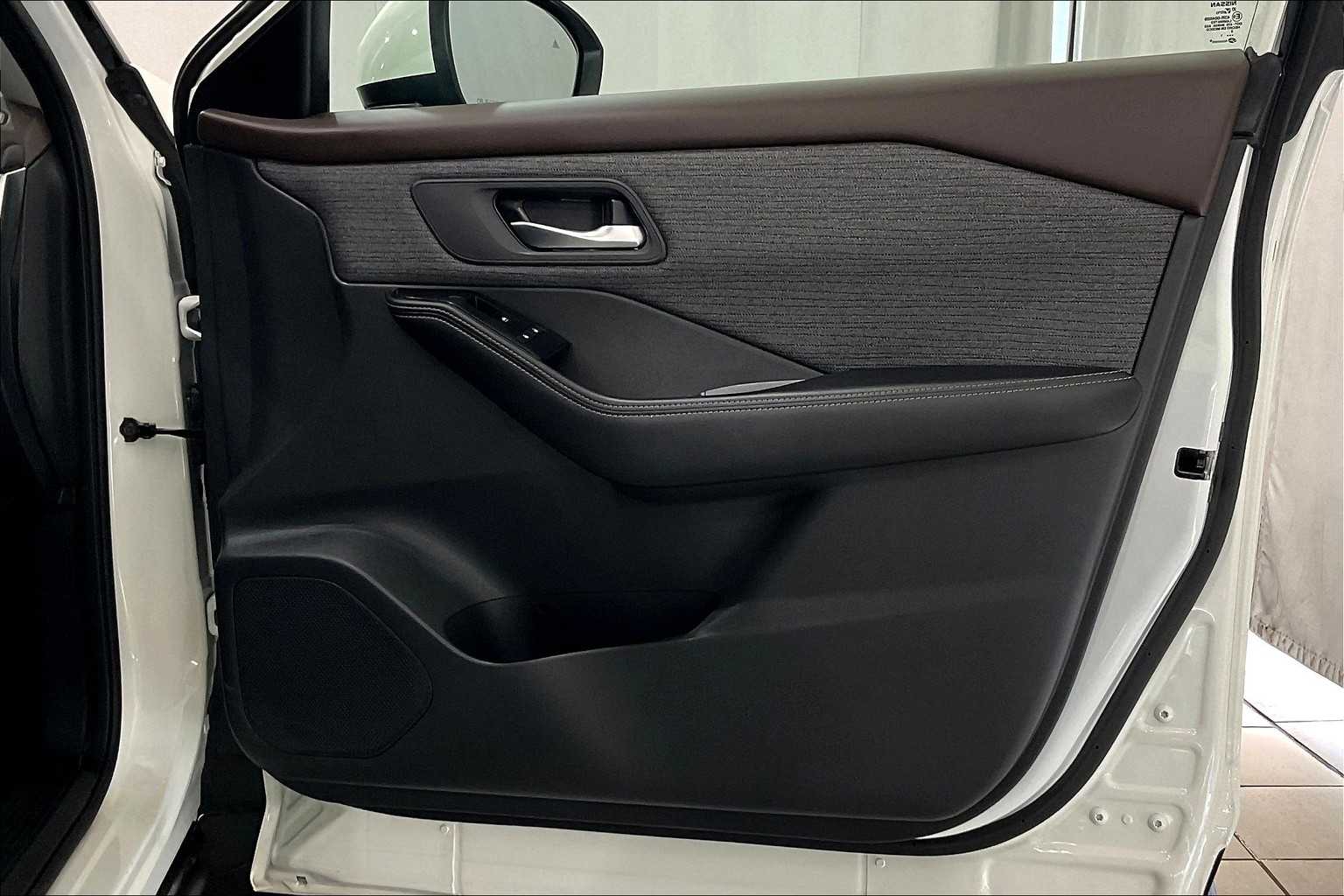 2021 Nissan Rogue SV - Photo 12