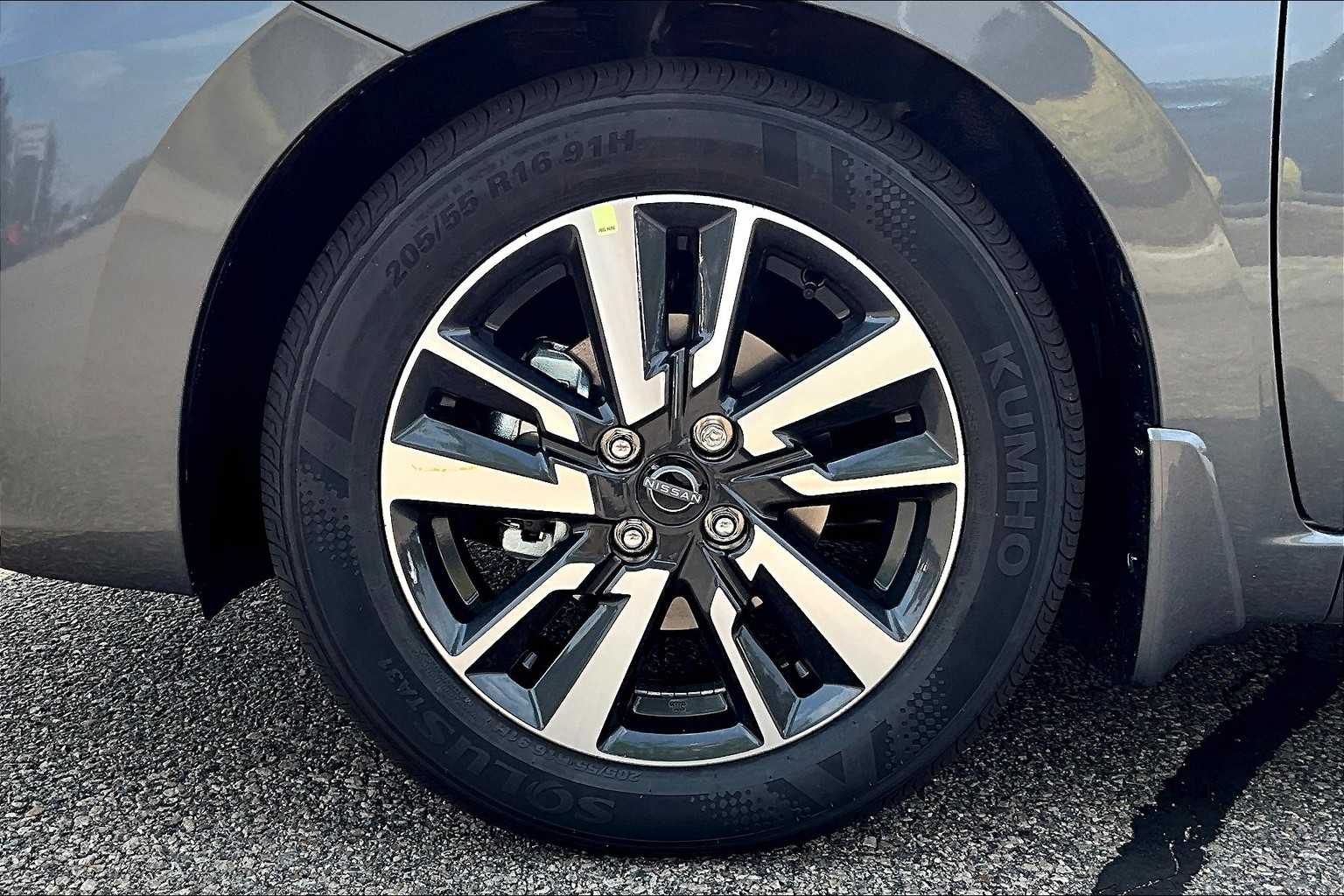 2025 Nissan Versa SV - Photo 8