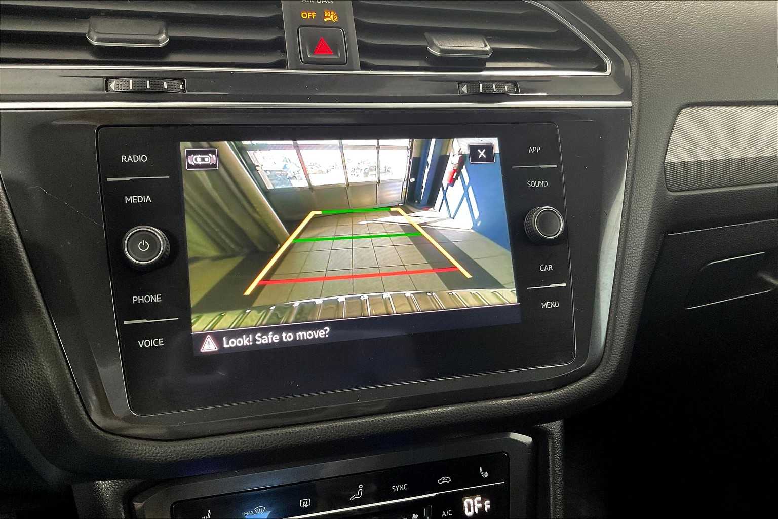2022 Volkswagen Tiguan SE - Photo 19