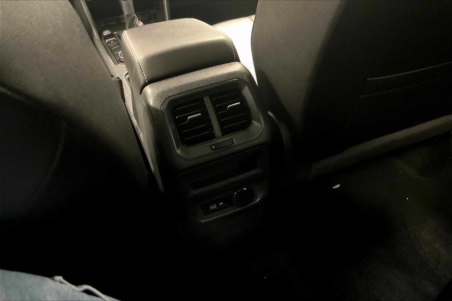2022 Volkswagen Tiguan SE - Photo 28