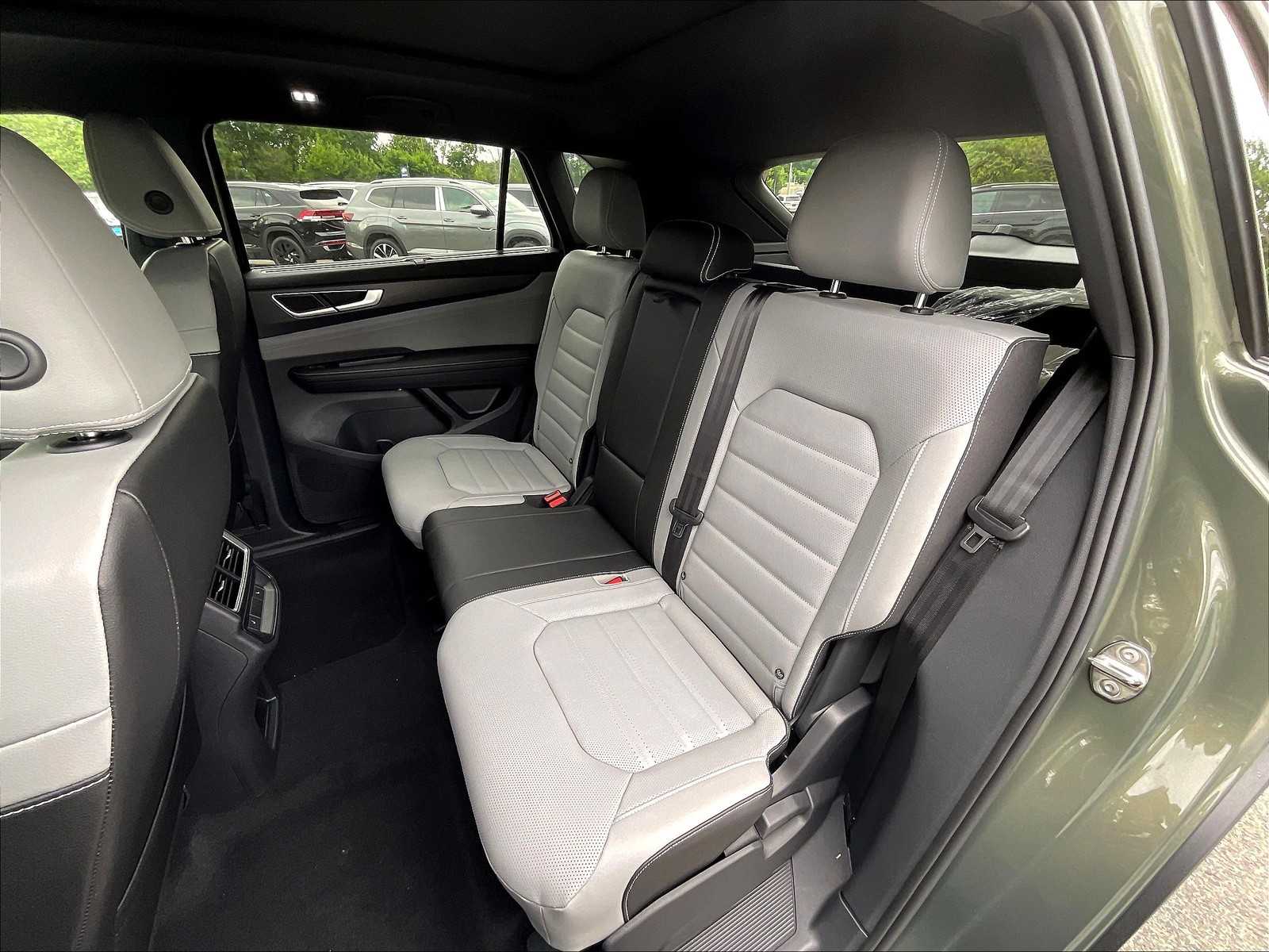 2025 Volkswagen Atlas Cross Sport 2.0T SEL R-Line Black - Photo 15