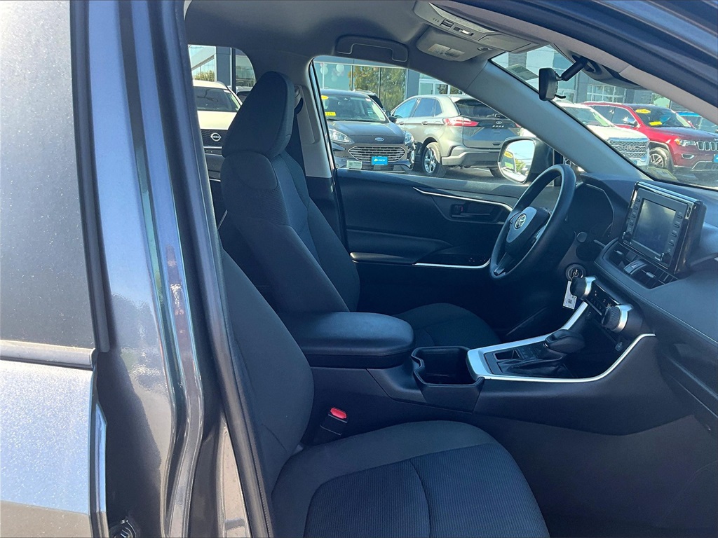 2022 Toyota RAV4 LE - Photo 11