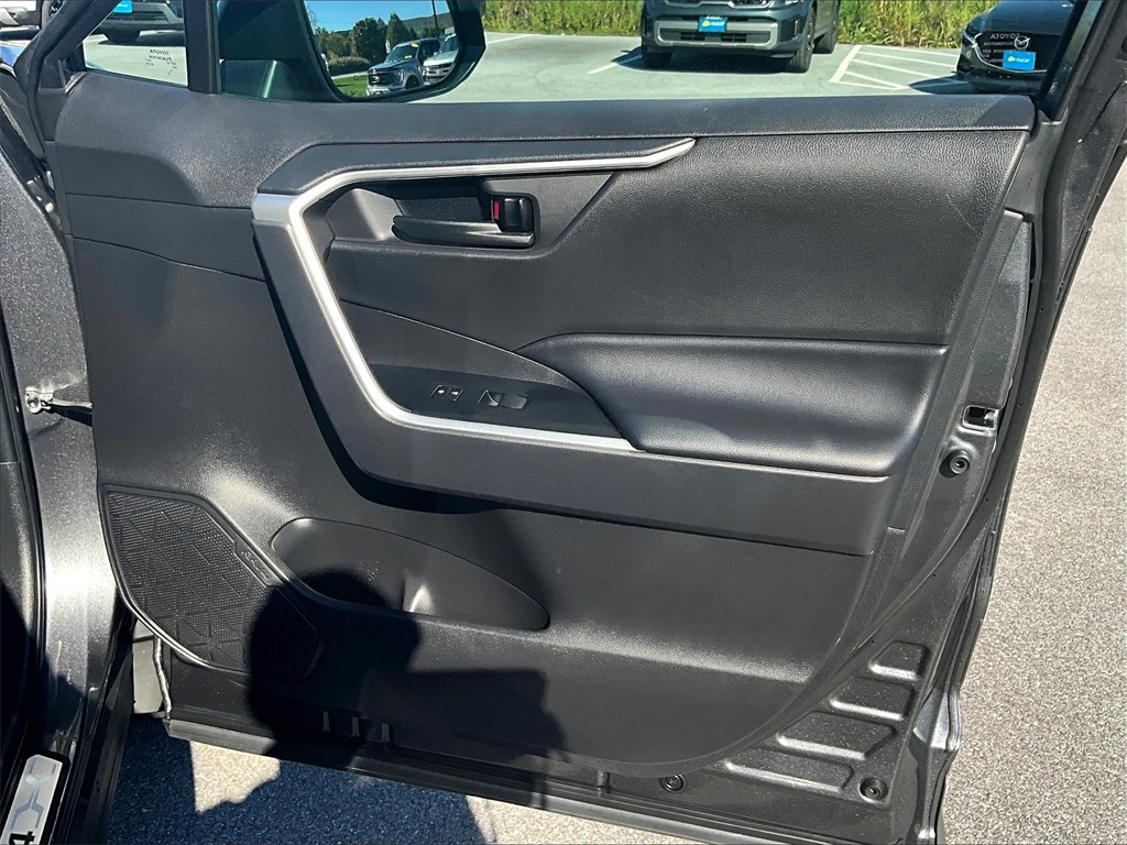 2022 Toyota RAV4 LE - Photo 12