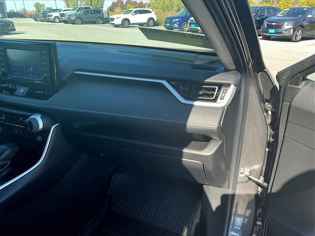 2022 Toyota RAV4 LE - Photo 13