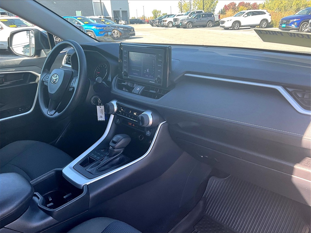 2022 Toyota RAV4 LE - Photo 14