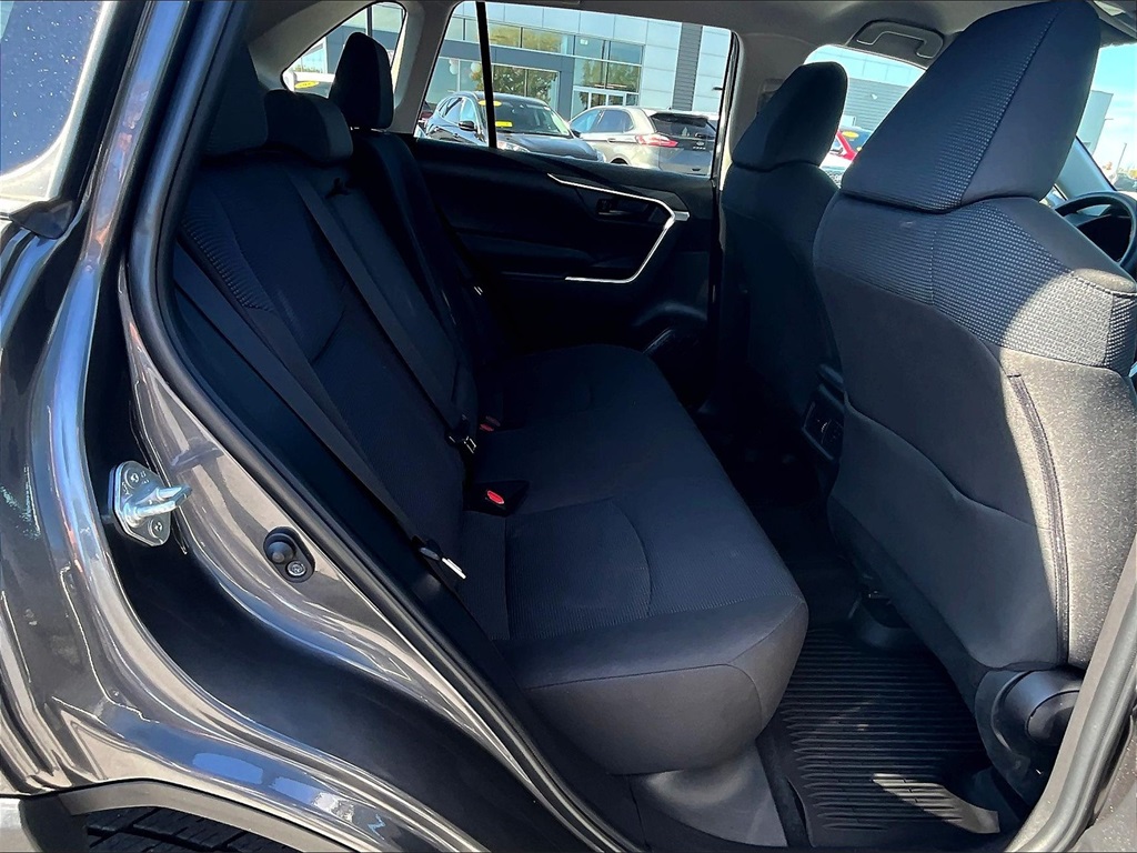 2022 Toyota RAV4 LE - Photo 16