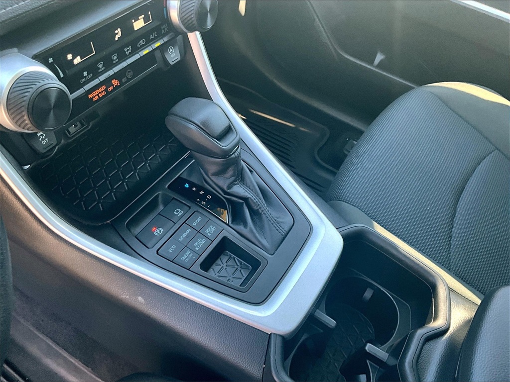 2022 Toyota RAV4 LE - Photo 20