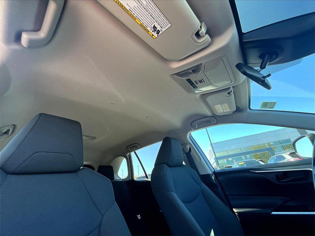 2022 Toyota RAV4 LE - Photo 22