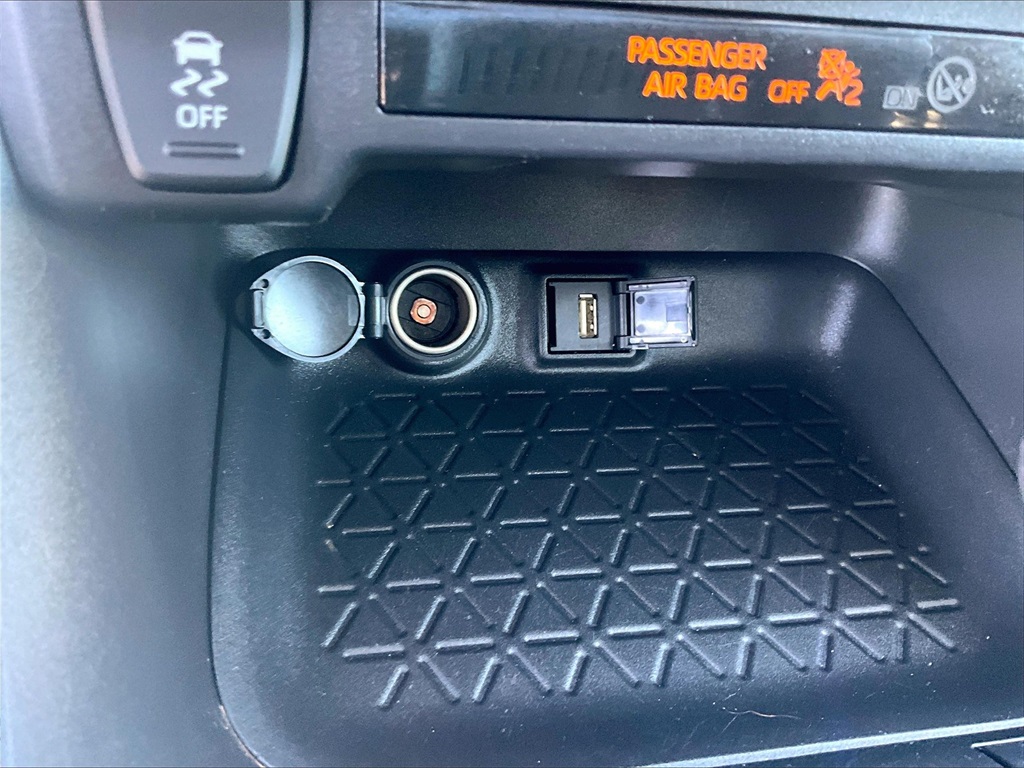 2022 Toyota RAV4 LE - Photo 26