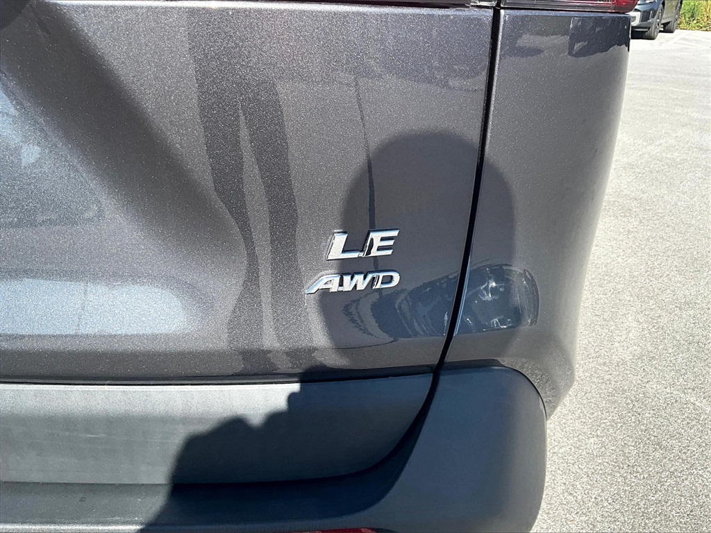 2022 Toyota RAV4 LE - Photo 27