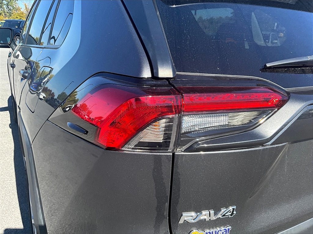 2022 Toyota RAV4 LE - Photo 32
