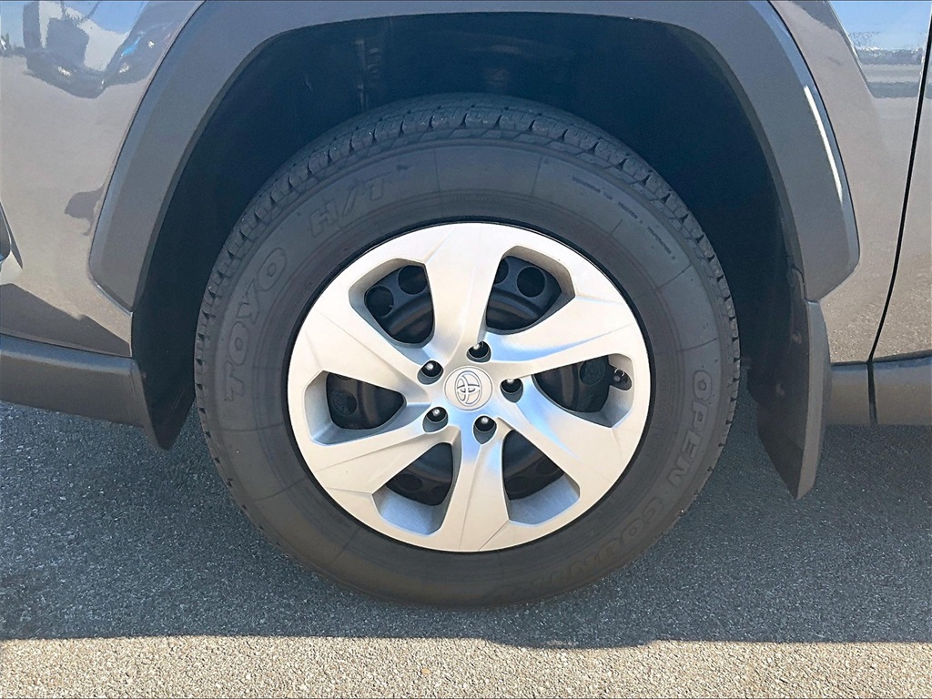 2022 Toyota RAV4 LE - Photo 7
