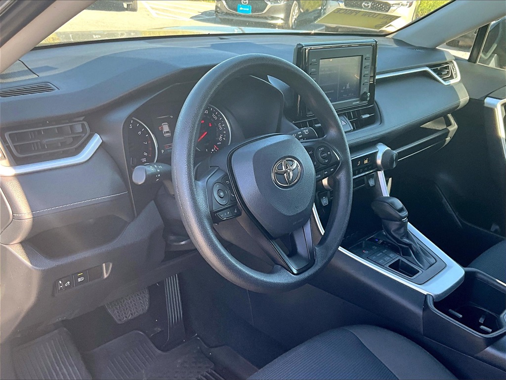 2022 Toyota RAV4 LE - Photo 8